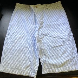 Boys 16 Vineyard Vines Blue seersucker shorts.